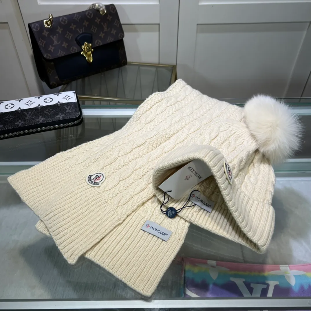 P170 MONCLER classic suit hat! Hat ➕Scarf! Cashmere and Rabbit Velvet Quality! It's warm and super comfortable~A great tool for young ladies to reduce their age in winter~This winter, all you need is a set of hats~It's warm and fashionable! Unisex model! Can be made as a couple model! Complete range of anti-counterfeiting labels and elevators! Many styles, welcome to choose!!