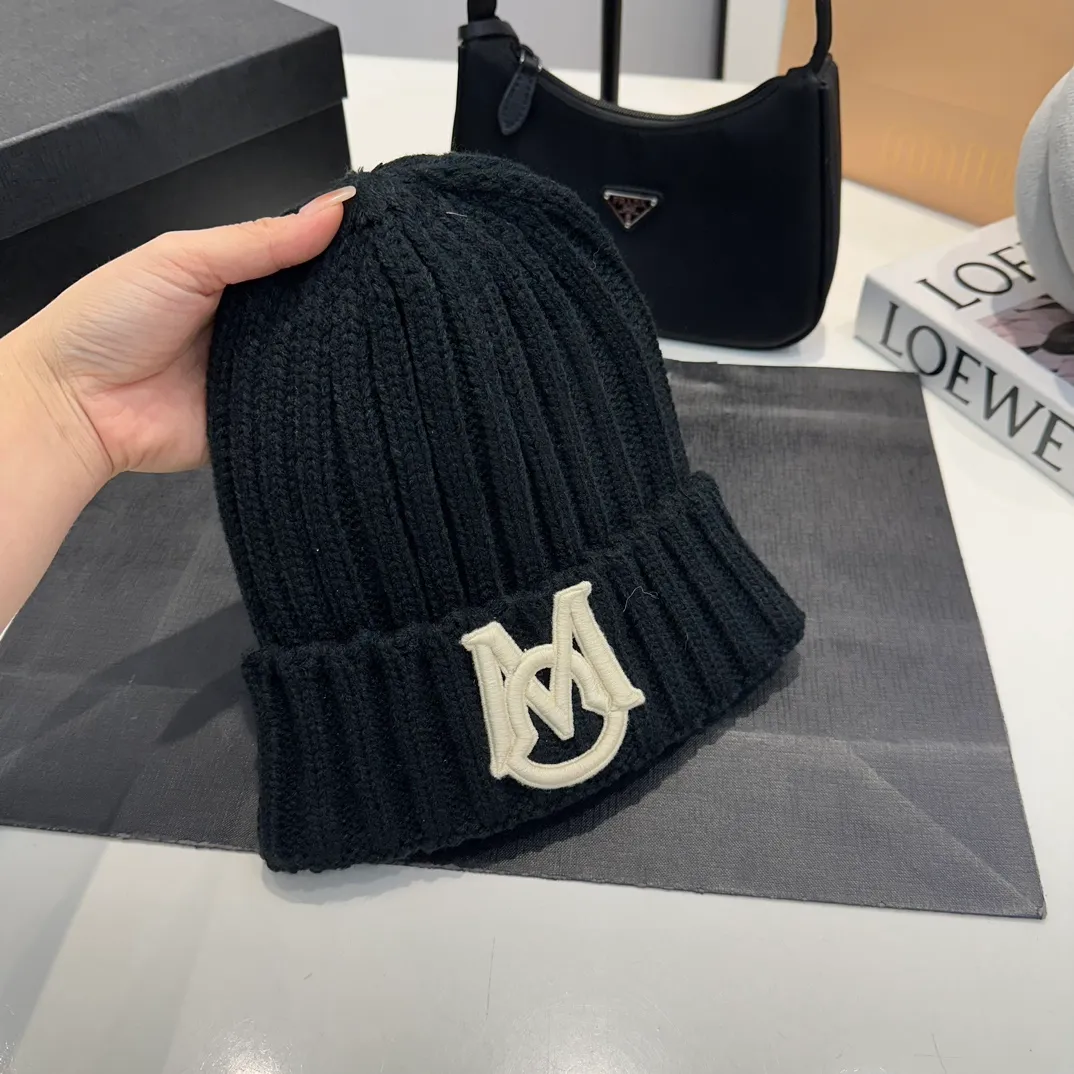 P60 Moncler 💥 Official website classic knitted hat, replica of the original. Very soft and skin-friendly, very elastic 💓 Textured and very versatile style ~ Warm cashmere woolen hat, one size fits all and elastic ~ Unisex, can be worn by any head size. Super quality, highly recommended