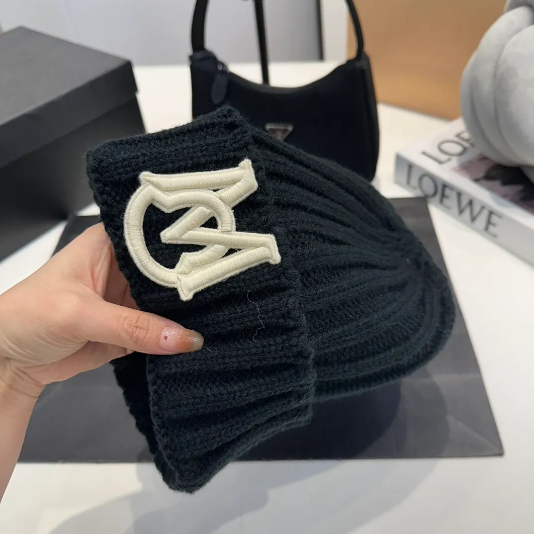 P60 Moncler 💥 Official website classic knitted hat, replica of the original. Very soft and skin-friendly, very elastic 💓 Textured and very versatile style ~ Warm cashmere woolen hat, one size fits all and elastic ~ Unisex, can be worn by any head size. Super quality, highly recommended