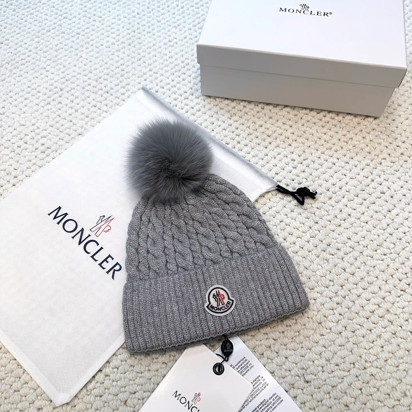 P100 with dust bag, high version Moncler Moncler 💥Official website classic knitted hat, replica of the original. Very soft and skin-friendly, very elastic 💓 Textured and very versatile style ~ Warm cashmere woolen hat, one size fits all and elastic ~ Unisex, can be worn by any head size. Super quality, highly recommended