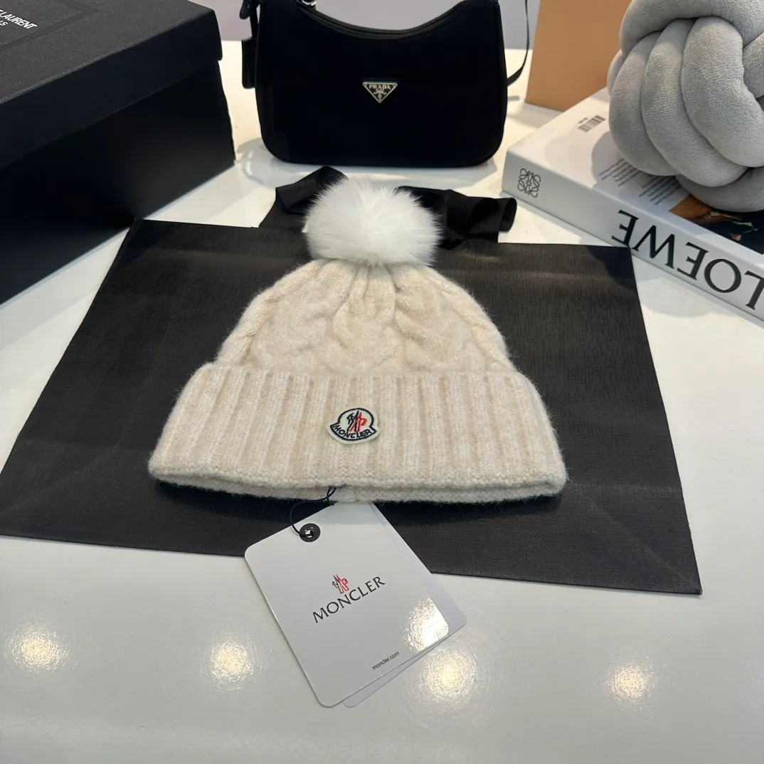 P90 Moncler👒high-end genuine exclusive style, hemp flower knitted hat, made of selected wool, skin-friendly and super soft‼ ️Paired with fox fur balls, it is very age-reducing‼ ️Complete trademark hangtags