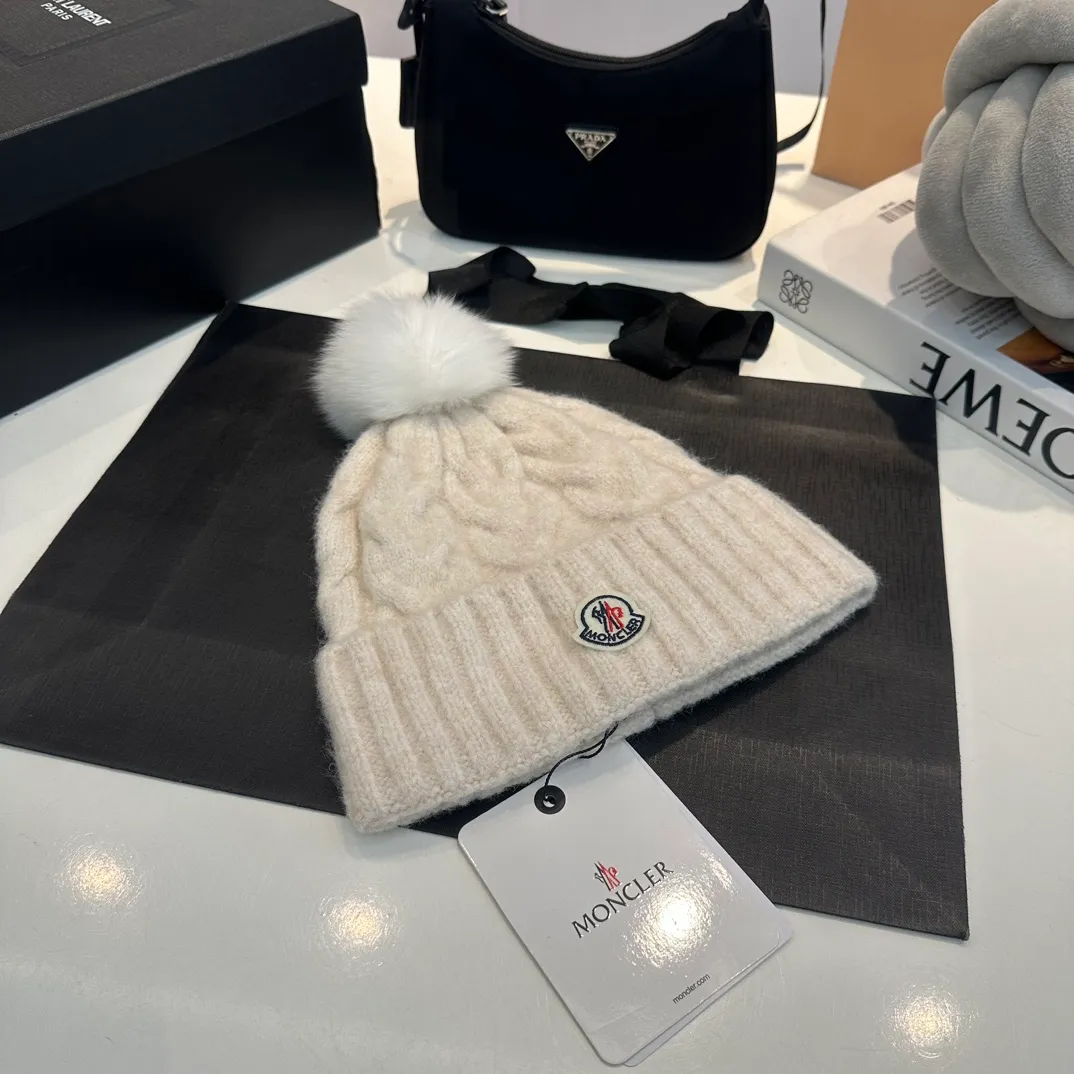 P90 Moncler👒high-end genuine exclusive style, hemp flower knitted hat, made of selected wool, skin-friendly and super soft‼ ️Paired with fox fur balls, it is very age-reducing‼ ️Complete trademark hangtags
