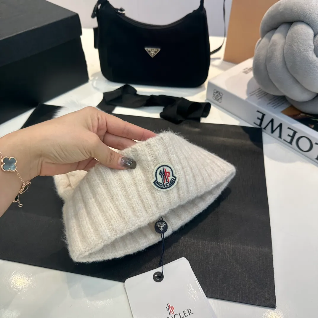 P90 Moncler👒high-end genuine exclusive style, hemp flower knitted hat, made of selected wool, skin-friendly and super soft‼ ️Paired with fox fur balls, it is very age-reducing‼ ️Complete trademark hangtags