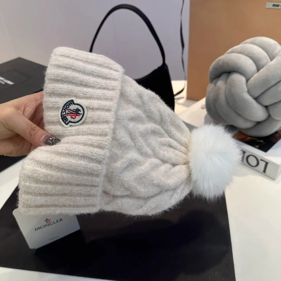 P90 Moncler👒high-end genuine exclusive style, hemp flower knitted hat, made of selected wool, skin-friendly and super soft‼ ️Paired with fox fur balls, it is very age-reducing‼ ️Complete trademark hangtags