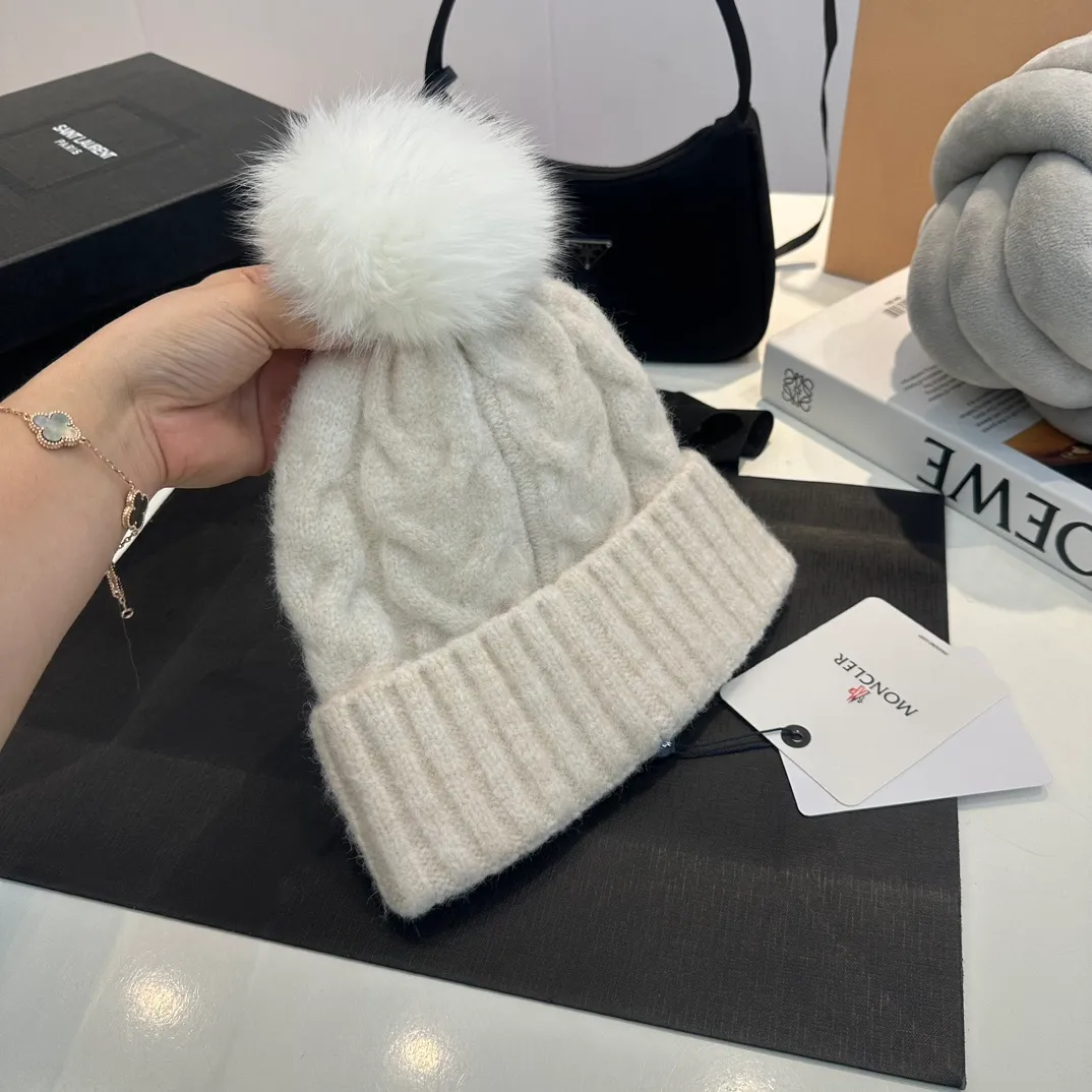 P90 Moncler👒high-end genuine exclusive style, hemp flower knitted hat, made of selected wool, skin-friendly and super soft‼ ️Paired with fox fur balls, it is very age-reducing‼ ️Complete trademark hangtags