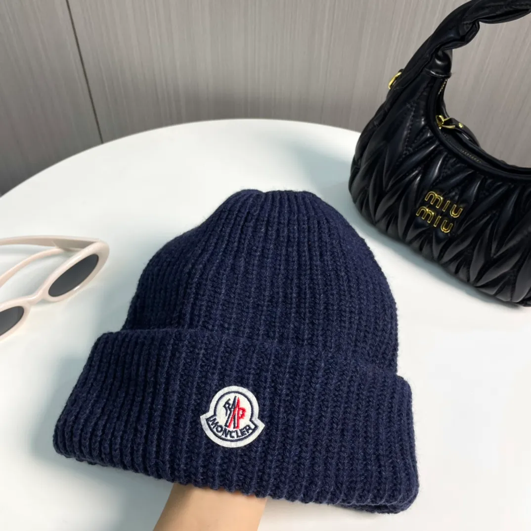 P50 Moncler Moncler 2024 early autumn and winter classic knitted hat, original replica. Very soft and skin-friendly, very elastic 💓 Textured and very versatile style ~ Warm cashmere woolen hat, one size fits all and elastic ~ Unisex, can be worn by any head size. Super quality, highly recommended