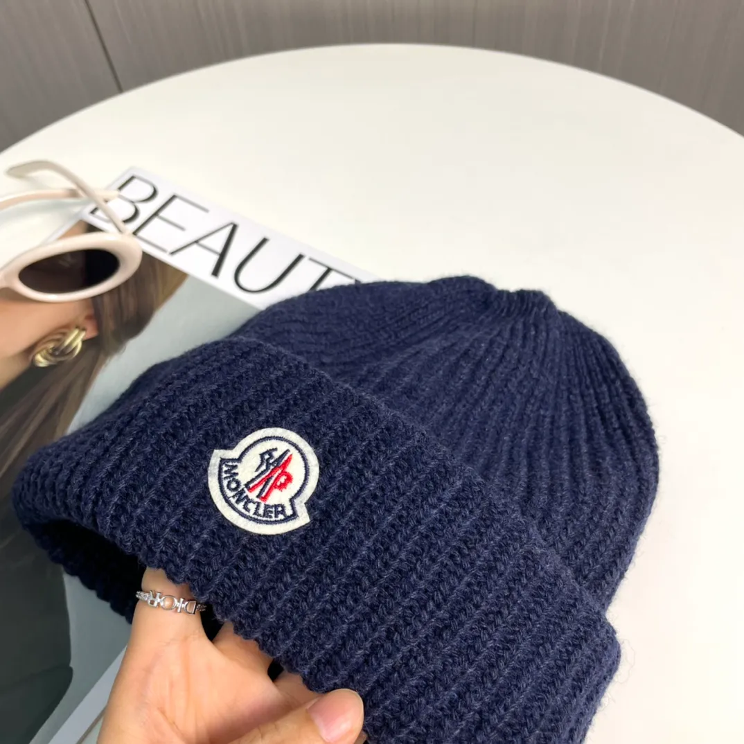 P50 Moncler Moncler 2024 early autumn and winter classic knitted hat, original replica. Very soft and skin-friendly, very elastic 💓 Textured and very versatile style ~ Warm cashmere woolen hat, one size fits all and elastic ~ Unisex, can be worn by any head size. Super quality, highly recommended