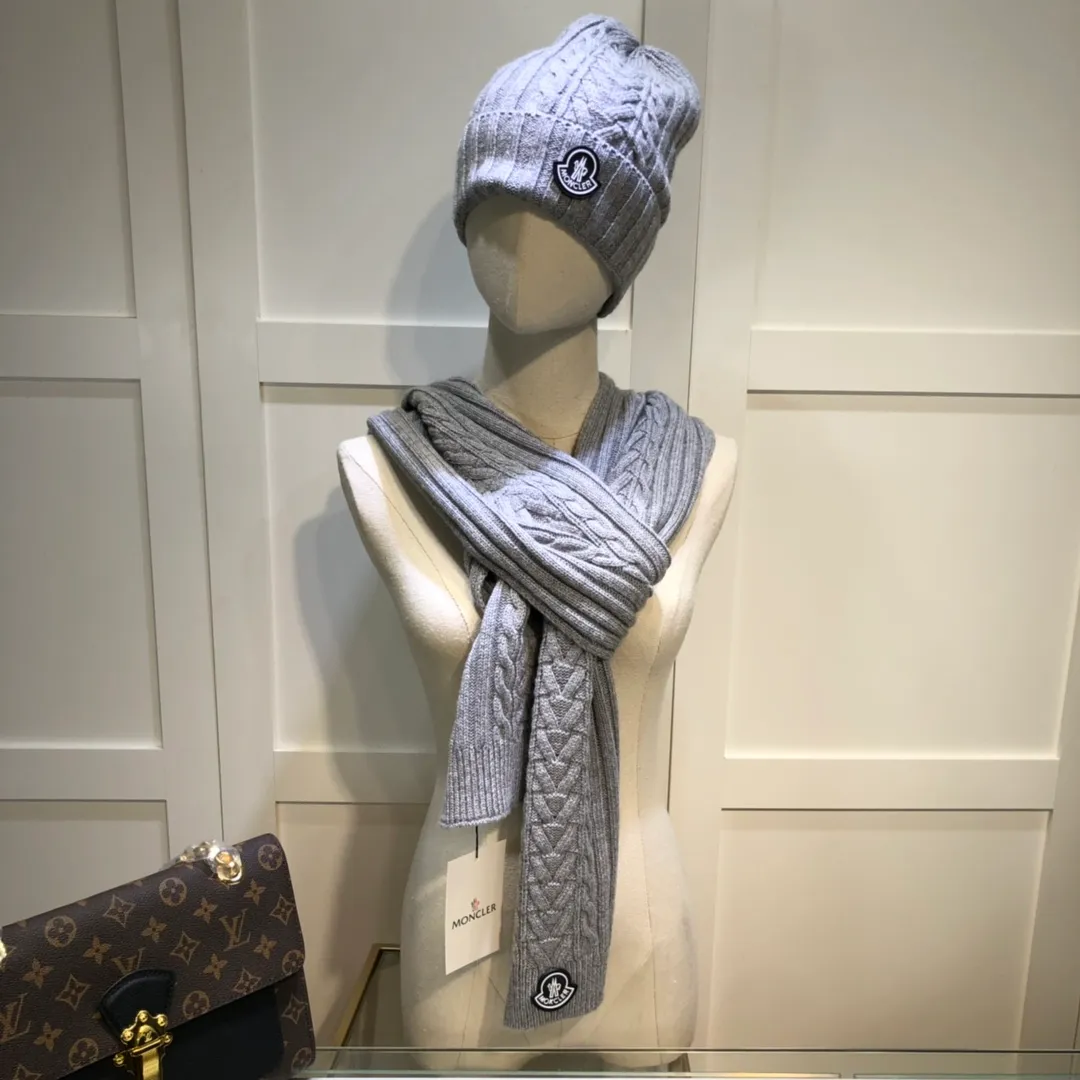 P230 [Wool suit hat] MONCLER classic suit hat! Hat ➕Scarf! It's warm and super comfortable~A great tool for young ladies to reduce their age in winter~This winter, all you need is a set of hats~It's warm and fashionable! Unisex model! Can be made as a couple model! Complete range of anti-counterfeiting labels and elevators! Many styles, welcome to choose!!