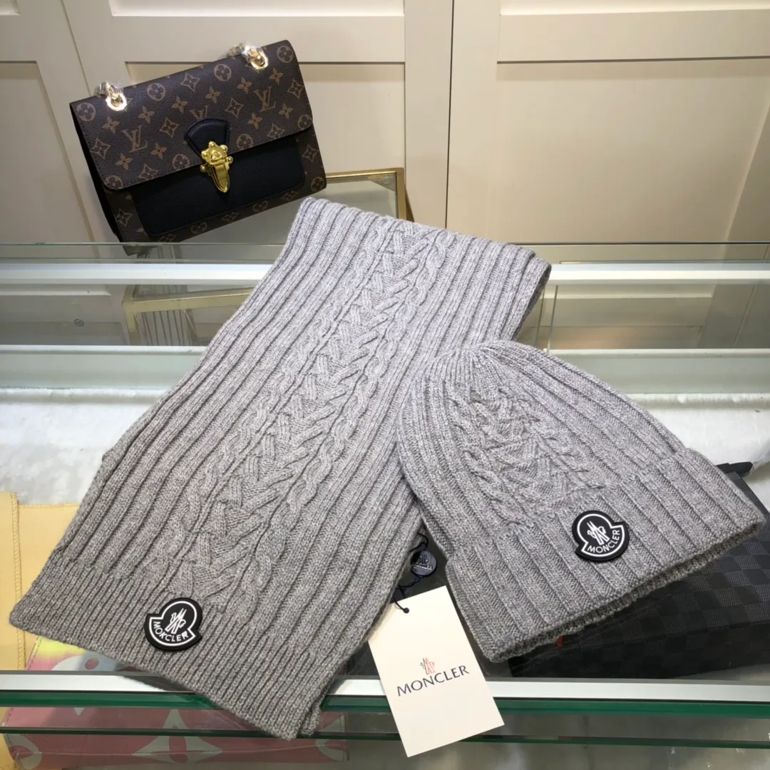 P230 [Wool suit hat] MONCLER classic suit hat! Hat ➕Scarf! It's warm and super comfortable~A great tool for young ladies to reduce their age in winter~This winter, all you need is a set of hats~It's warm and fashionable! Unisex model! Can be made as a couple model! Complete range of anti-counterfeiting labels and elevators! Many styles, welcome to choose!!