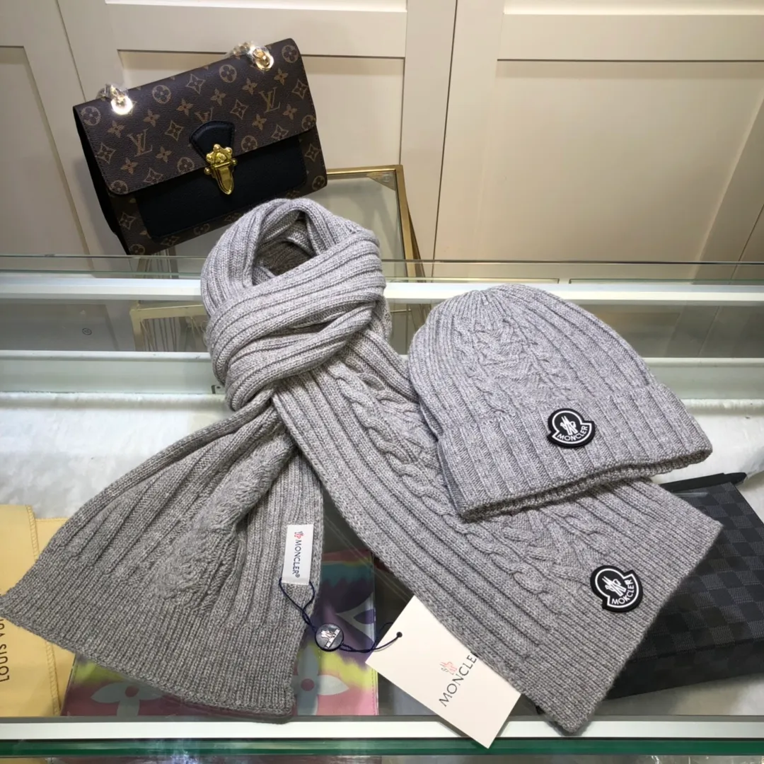 P230 [Wool suit hat] MONCLER classic suit hat! Hat ➕Scarf! It's warm and super comfortable~A great tool for young ladies to reduce their age in winter~This winter, all you need is a set of hats~It's warm and fashionable! Unisex model! Can be made as a couple model! Complete range of anti-counterfeiting labels and elevators! Many styles, welcome to choose!!