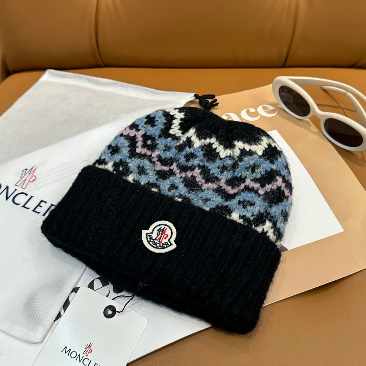 P70 high version Moncler knitted hat with mouth, very soft and skin-friendly, very elastic 💓 Textured and very versatile style ~ Warm cashmere woolen hat, one size fits all and elastic ~ Unisex, can be worn by any head size. Super quality, highly recommended