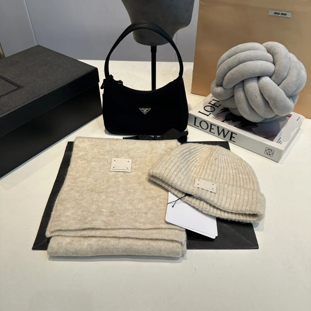 P140 Moncler muzzle suit 2025 autumn and winter style cuffed wool knitted beanie High quality customization! This must be my favorite of minimalism. It is clean, neat, fashionable and versatile, and will definitely not be picky about your face shape! A fashionable classic that lasts forever! Both men and women are welcome!