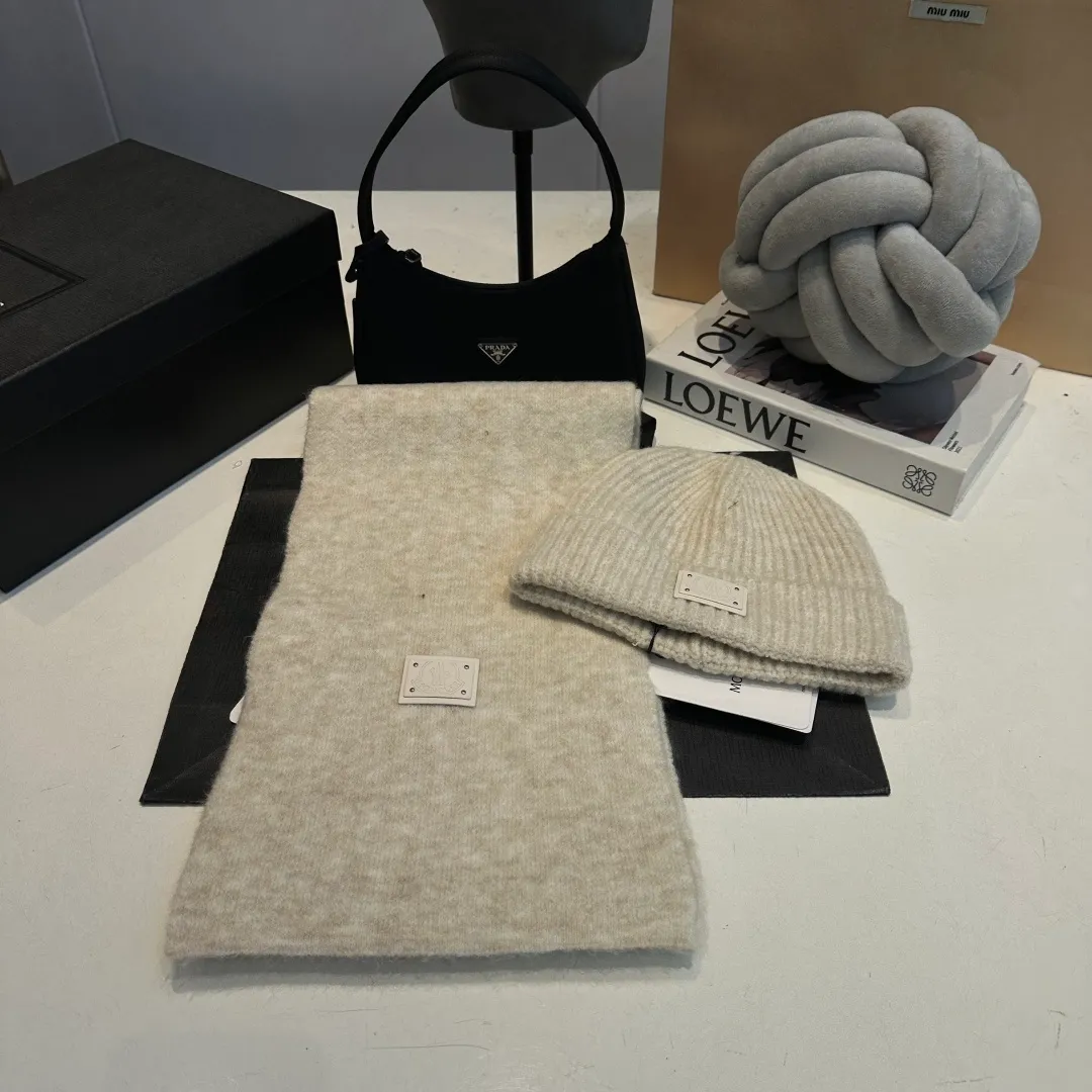 P140 Moncler muzzle suit 2025 autumn and winter style cuffed wool knitted beanie High quality customization! This must be my favorite of minimalism. It is clean, neat, fashionable and versatile, and will definitely not be picky about your face shape! A fashionable classic that lasts forever! Both men and women are welcome!