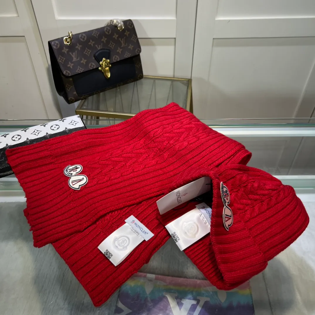 P170 MONCLER classic suit hat! Hat ➕Scarf! Cashmere and Rabbit Velvet Quality! It's warm and super comfortable~A great tool for young ladies to reduce their age in winter~This winter, all you need is a set of hats~It's warm and fashionable! Unisex model! Can be made as a couple model! Complete range of anti-counterfeiting labels and elevators! Many styles, welcome to choose!!