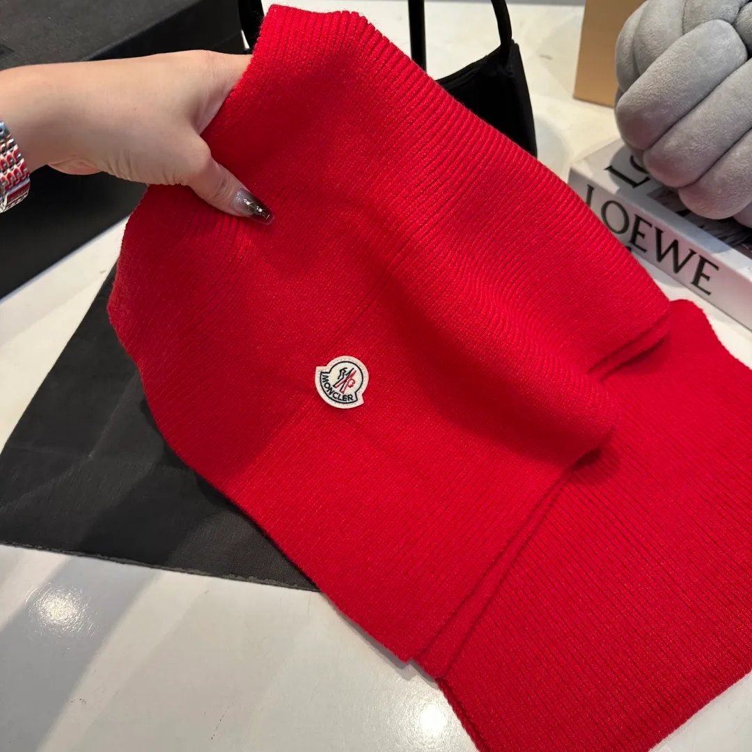 P130 Moncler autumn and winter counter style knitted beanie + scarf with classic pattern, warm and fashionable! Fashionable and popular 🌸First-class texture, pure wool