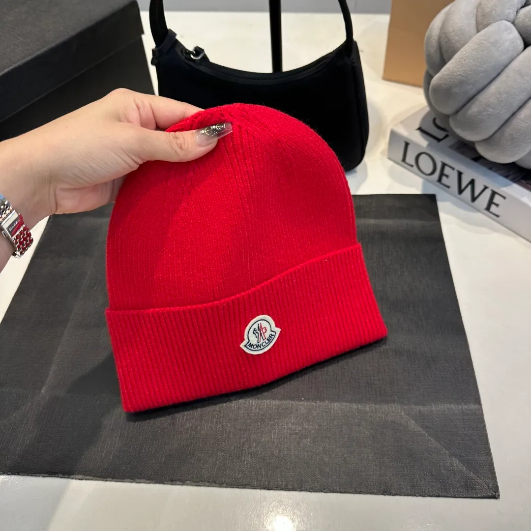 P130 Moncler autumn and winter counter style knitted beanie + scarf with classic pattern, warm and fashionable! Fashionable and popular 🌸First-class texture, pure wool