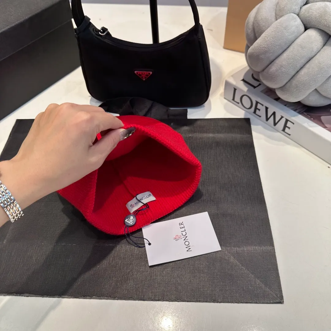 P130 Moncler autumn and winter counter style knitted beanie + scarf with classic pattern, warm and fashionable! Fashionable and popular 🌸First-class texture, pure wool