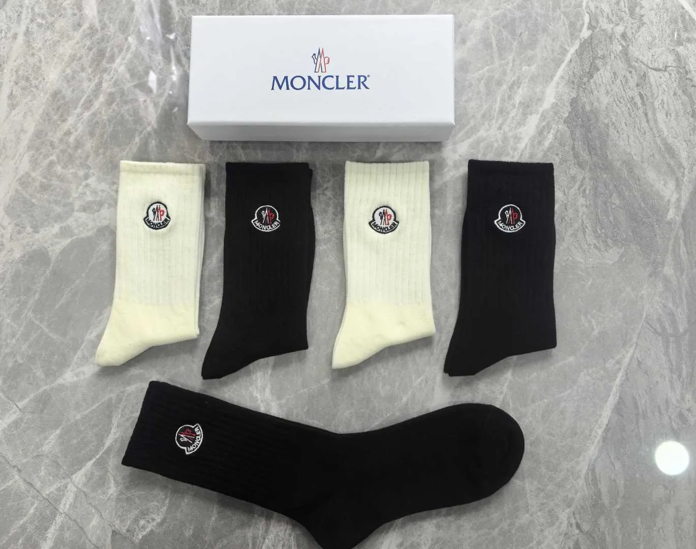 Special P100 💛 Comes with counter packaging MONCLER’s latest double-needle mid-length embroidery style pile socks! Five pairs in a box, synchronized tube socks at the counter, 💛 big brands are out, a must-have for fashionistas 🔥 super easy to match