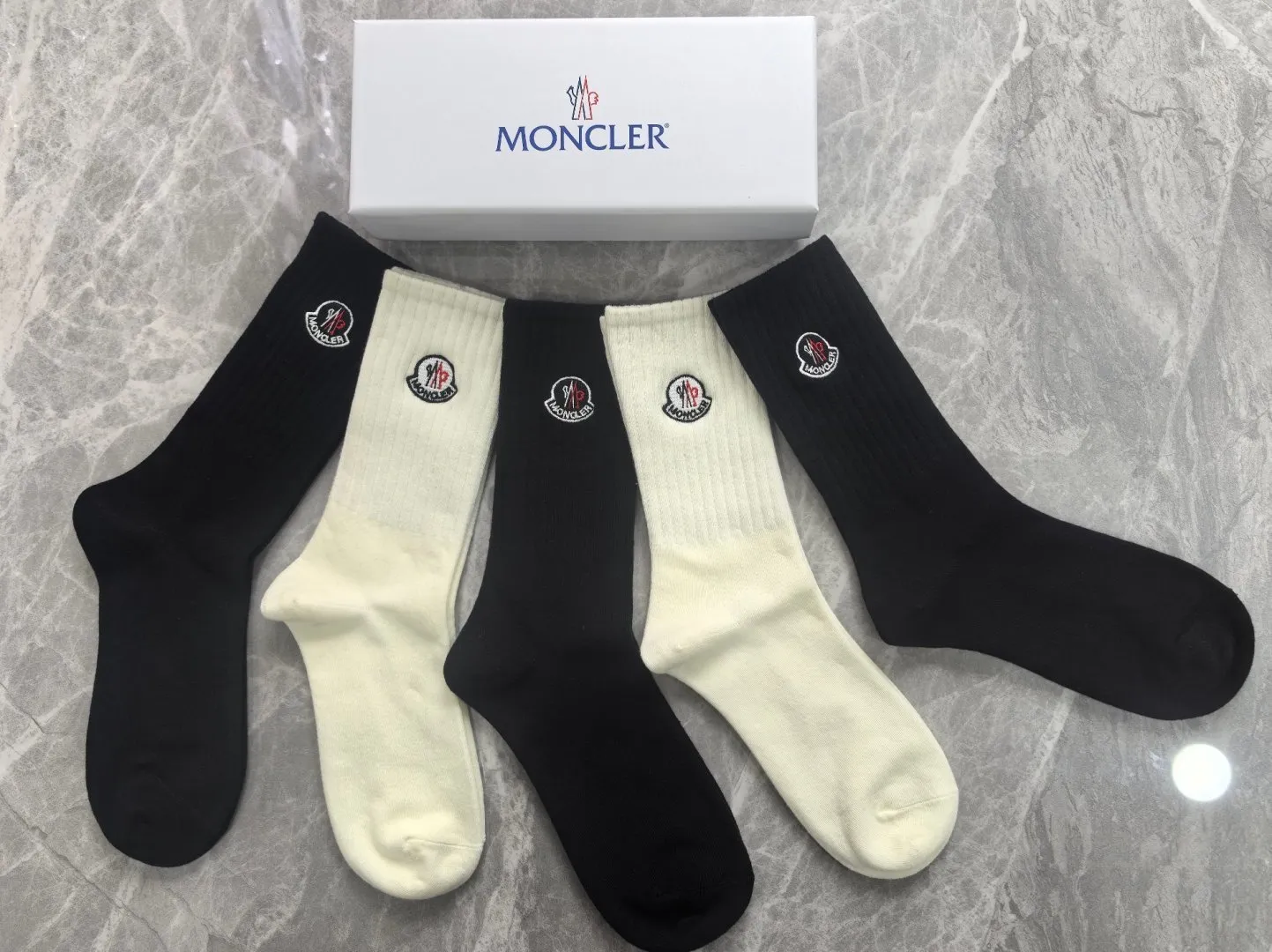 Special P100 💛 Comes with counter packaging MONCLER’s latest double-needle mid-length embroidery style pile socks! Five pairs in a box, synchronized tube socks at the counter, 💛 big brands are out, a must-have for fashionistas 🔥 super easy to match