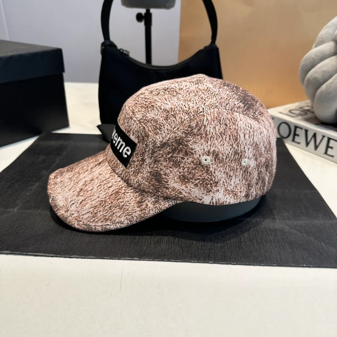 P56 Supreme 2025 official website is online at the same time. Korean version of the new British casual customized model 1:1 original quality. Unisex baseball cap. Meibang hemp jacquard geological fabric. Original quality counter.