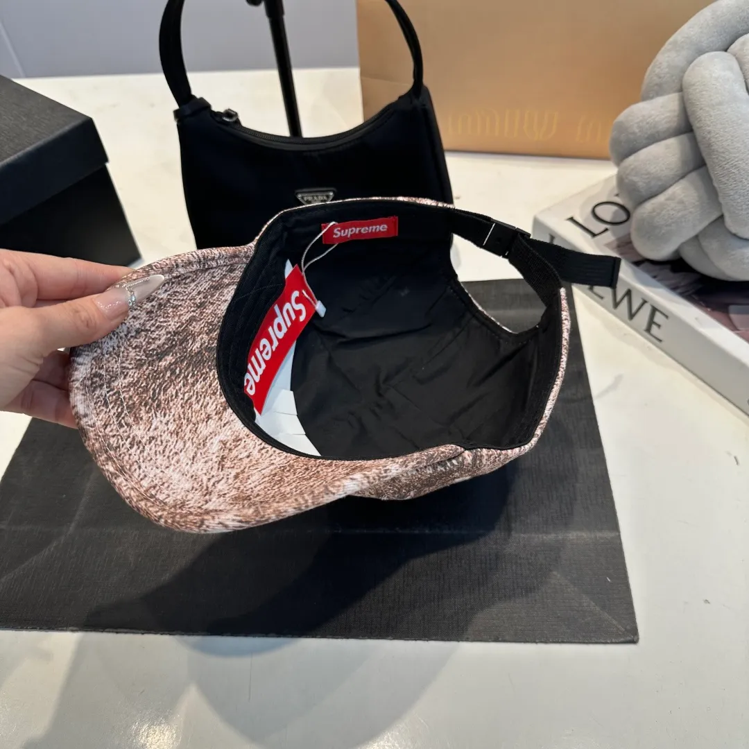 P56 Supreme 2025 official website is online at the same time. Korean version of the new British casual customized model 1:1 original quality. Unisex baseball cap. Meibang hemp jacquard geological fabric. Original quality counter.
