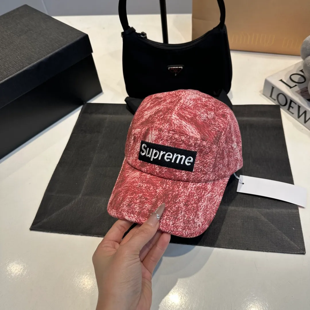 P56 Supreme 2025 official website is online at the same time. Korean version of the new British casual customized model 1:1 original quality. Unisex baseball cap. Meibang hemp jacquard geological fabric. Original quality counter.