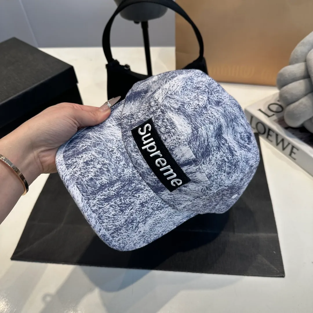 P56 Supreme 2025 official website is online at the same time. Korean version of the new British casual customized model 1:1 original quality. Unisex baseball cap. Meibang hemp jacquard geological fabric. Original quality counter.