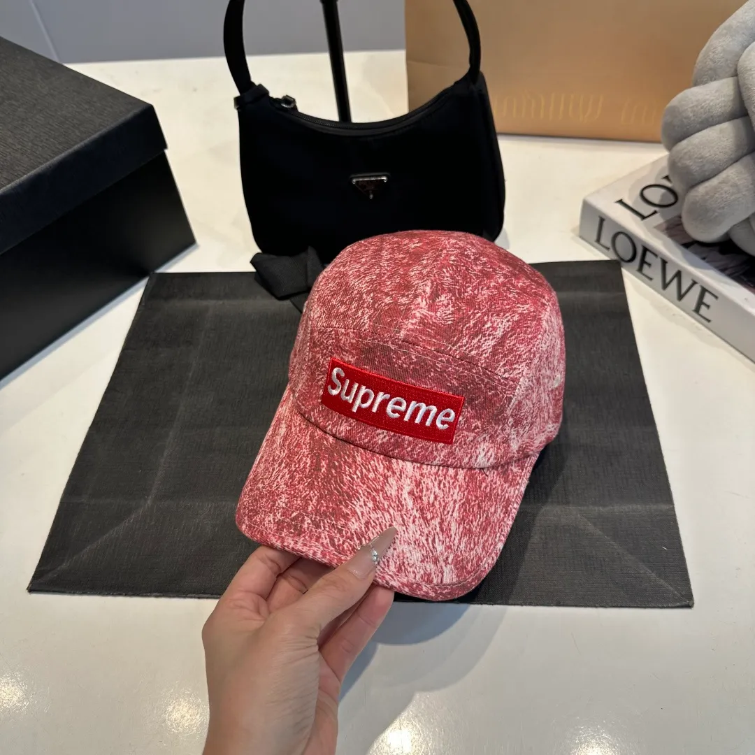 P56 Supreme 2025 official website is online at the same time. Korean version of the new British casual customized model 1:1 original quality. Unisex baseball cap. Meibang hemp jacquard geological fabric. Original quality counter.