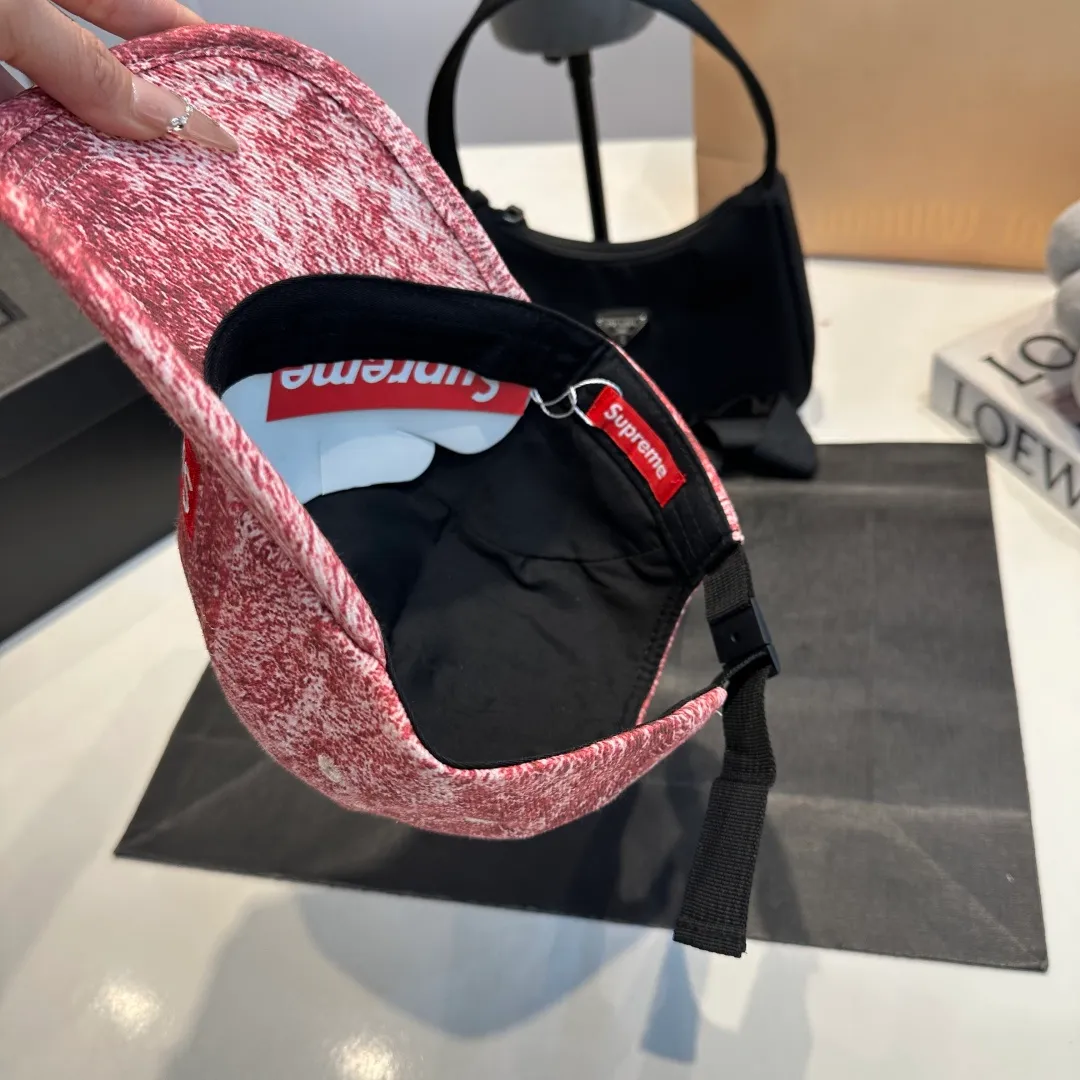 P56 Supreme 2025 official website is online at the same time. Korean version of the new British casual customized model 1:1 original quality. Unisex baseball cap. Meibang hemp jacquard geological fabric. Original quality counter.