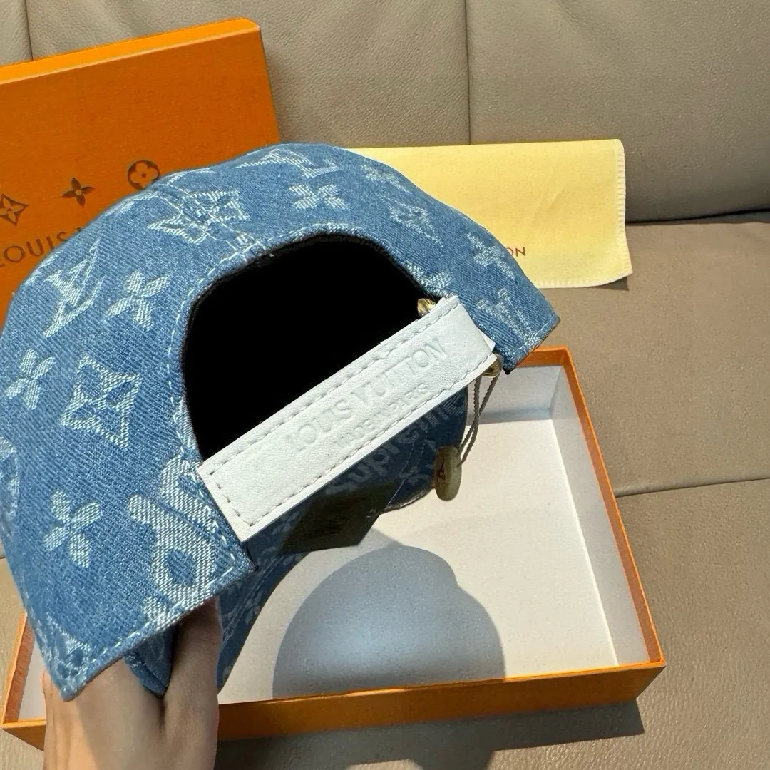 Batch 90, LV*supreme cooperation model, popular original baseball cap, 1:1 mold customization, original jacquard denim fabric + first layer of cowhide, meticulous and perfect workmanship, excellent quality, basic head circumference 56, adjustable patches.