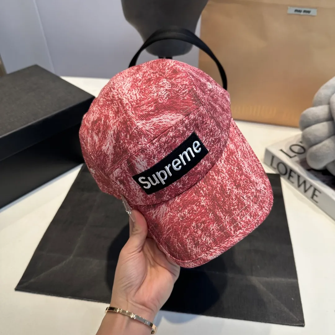 P56 Supreme 2025 official website is online at the same time. Korean version of the new British casual customized model 1:1 original quality. Unisex baseball cap. Meibang hemp jacquard geological fabric. Original quality counter.