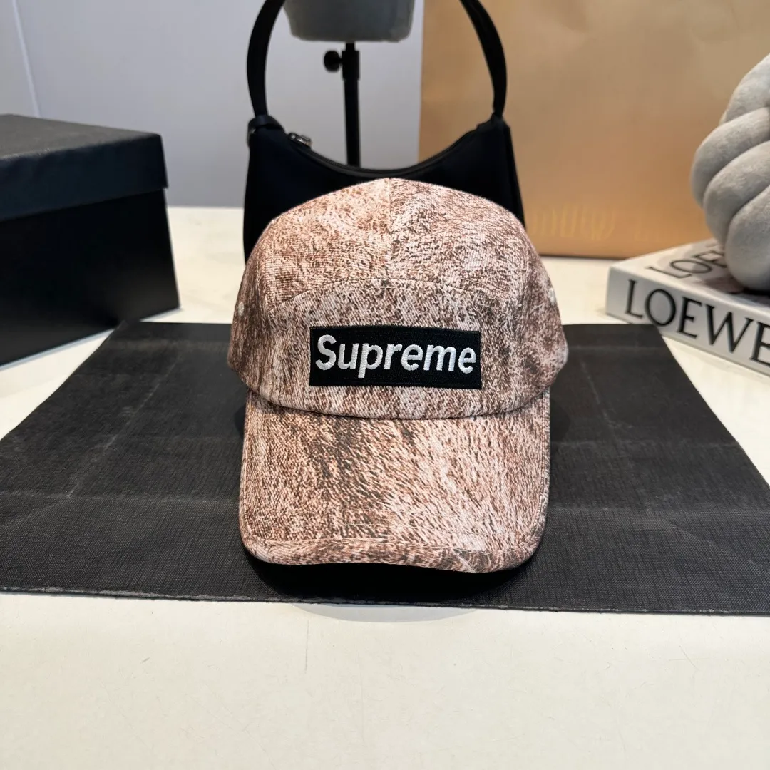 P56 Supreme 2025 official website is online at the same time. Korean version of the new British casual customized model 1:1 original quality. Unisex baseball cap. Meibang hemp jacquard geological fabric. Original quality counter.