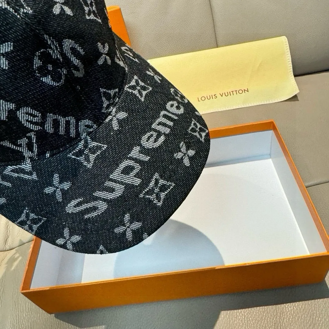 P90, LV*supreme cooperation model, popular version of the original baseball cap, 1:1 mold customization, original jacquard denim fabric + first layer of cowhide, meticulous and perfect workmanship, excellent quality, basic head circumference 56, adjustable patches.