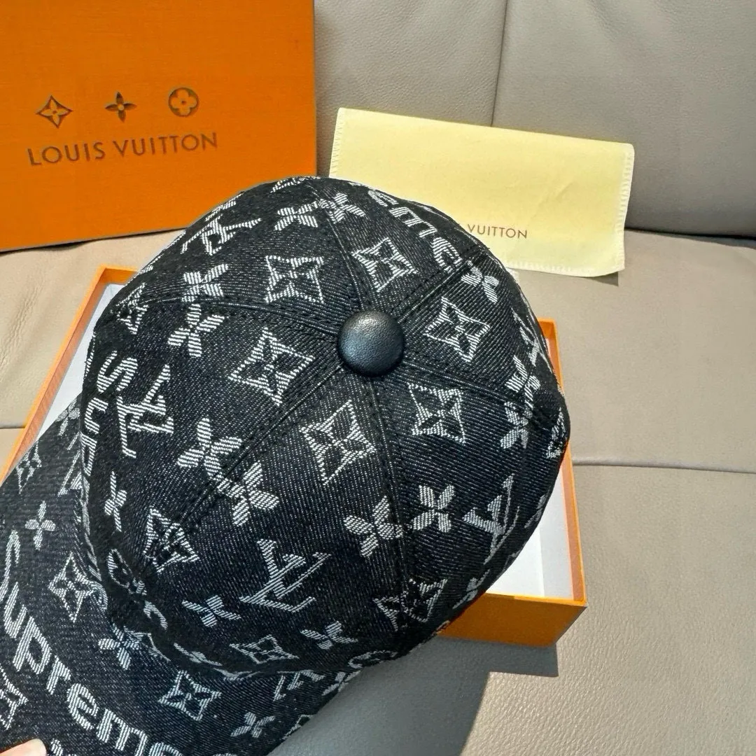 P90, LV*supreme cooperation model, popular version of the original baseball cap, 1:1 mold customization, original jacquard denim fabric + first layer of cowhide, meticulous and perfect workmanship, excellent quality, basic head circumference 56, adjustable patches.