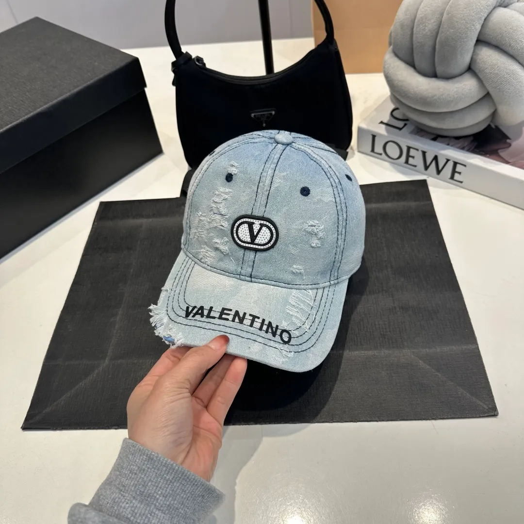 P56 New Product ❤❤The latest Valentino VALENTINO high-end denim ripped baseball cap, the details are particularly exquisite, counter quality, ruthless product, full of personality, it will sell if you upload the picture, it looks so beautiful when you take a photo. Feel for yourself whether it is good or not.