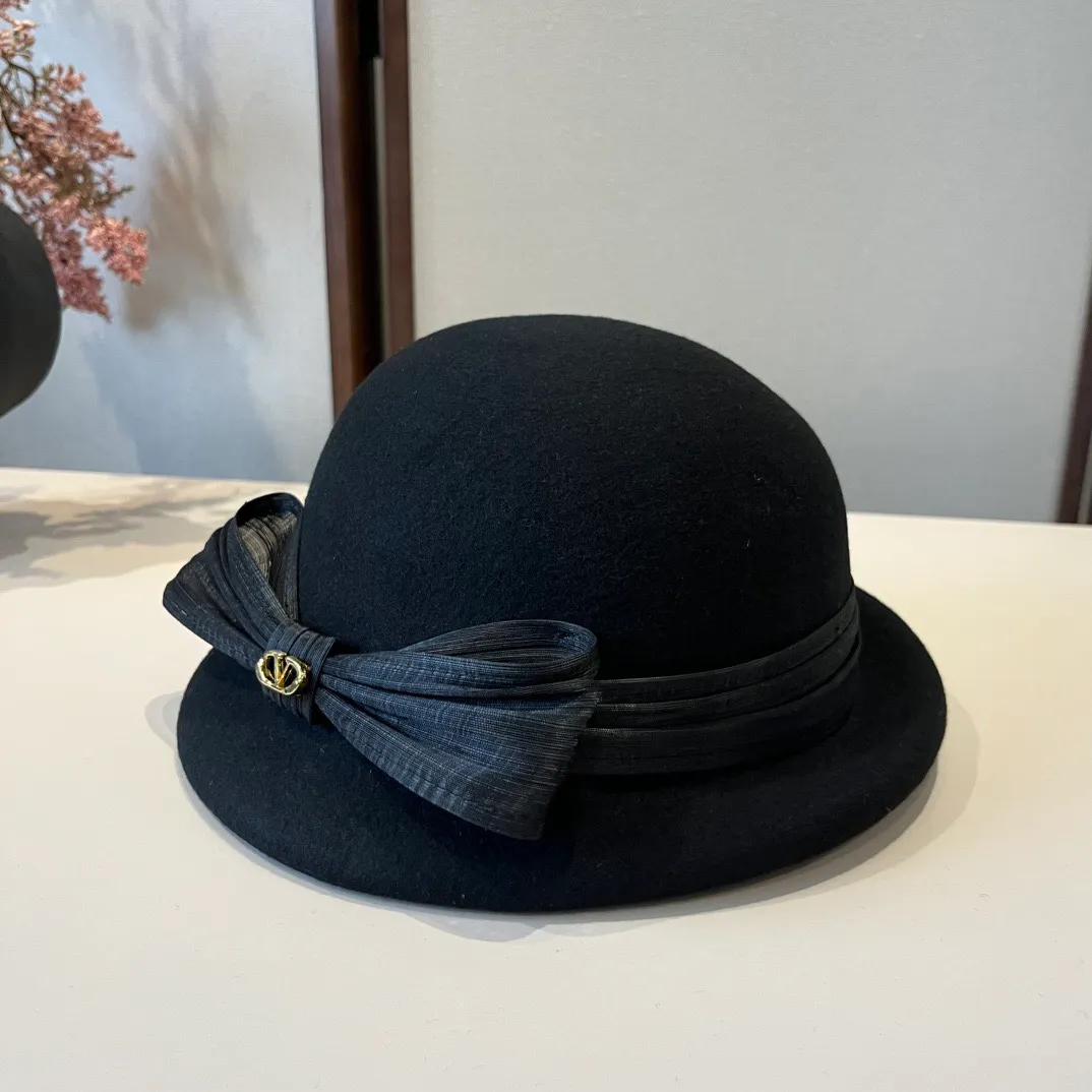💰200¥ Valentino's new autumn and winter wool basin hat, 100% wool fabric%, head circumference 57cm