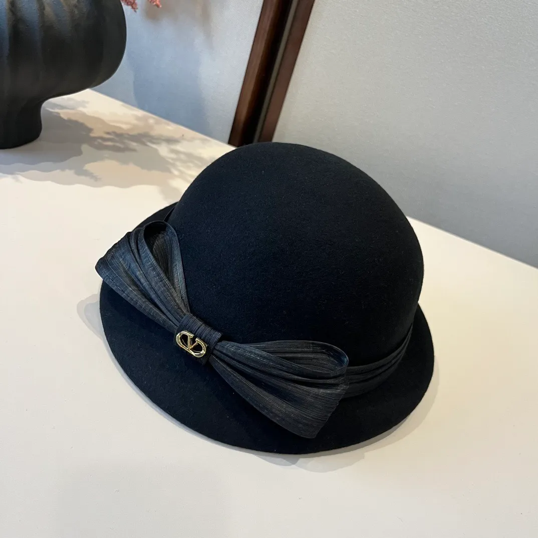 💰200¥ Valentino's new autumn and winter wool basin hat, 100% wool fabric%, head circumference 57cm