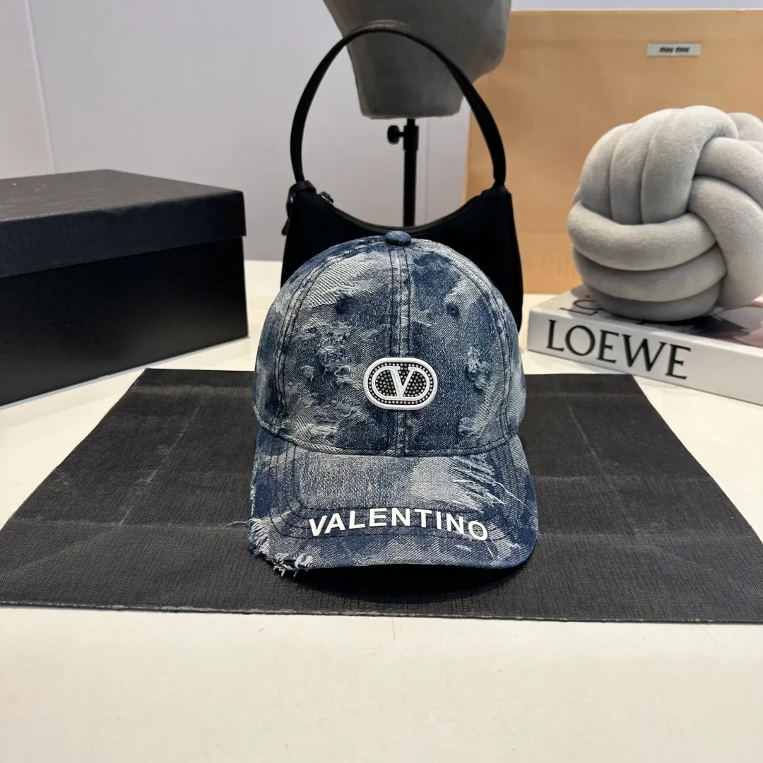 P56 New Product ❤❤The latest Valentino VALENTINO high-end denim ripped baseball cap, the details are particularly exquisite, counter quality, ruthless product, full of personality, it will sell if you upload the picture, it looks so beautiful when you take a photo. Feel for yourself whether it is good or not.