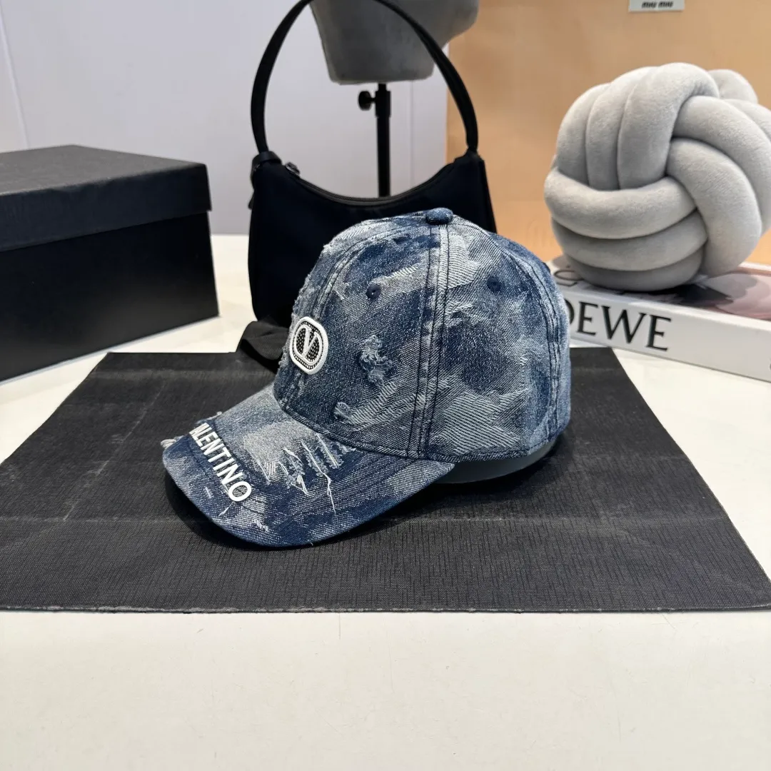 P56 New Product ❤❤The latest Valentino VALENTINO high-end denim ripped baseball cap, the details are particularly exquisite, counter quality, ruthless product, full of personality, it will sell if you upload the picture, it looks so beautiful when you take a photo. Feel for yourself whether it is good or not.