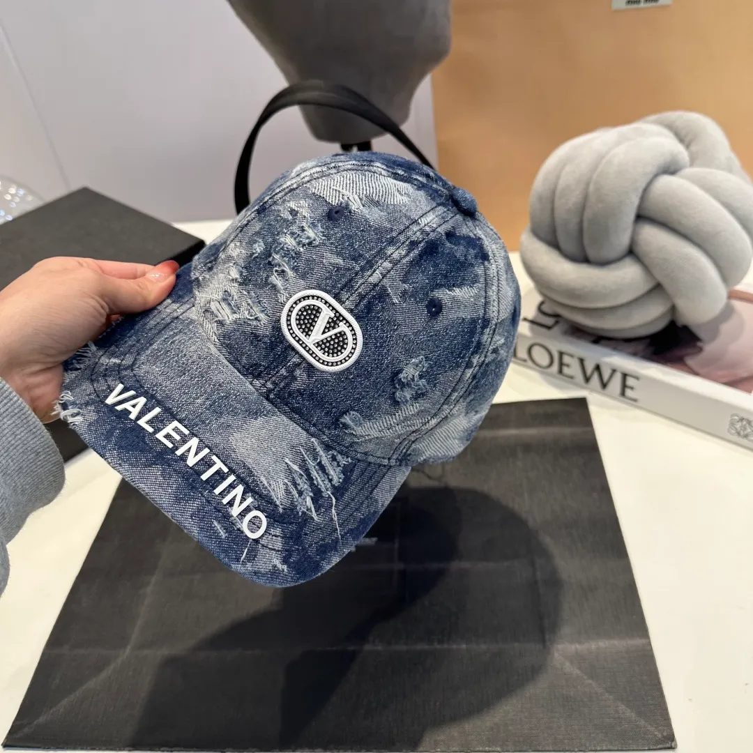 P56 New Product ❤❤The latest Valentino VALENTINO high-end denim ripped baseball cap, the details are particularly exquisite, counter quality, ruthless product, full of personality, it will sell if you upload the picture, it looks so beautiful when you take a photo. Feel for yourself whether it is good or not.