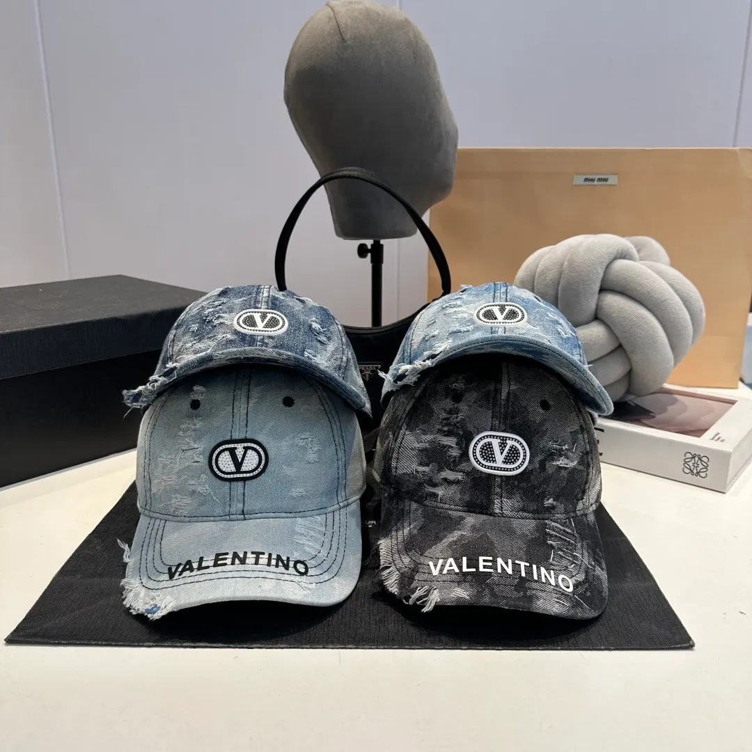 P56 New Product ❤❤The latest Valentino VALENTINO high-end denim ripped baseball cap, the details are particularly exquisite, counter quality, ruthless product, full of personality, it will sell if you upload the picture, it looks so beautiful when you take a photo. Feel for yourself whether it is good or not.