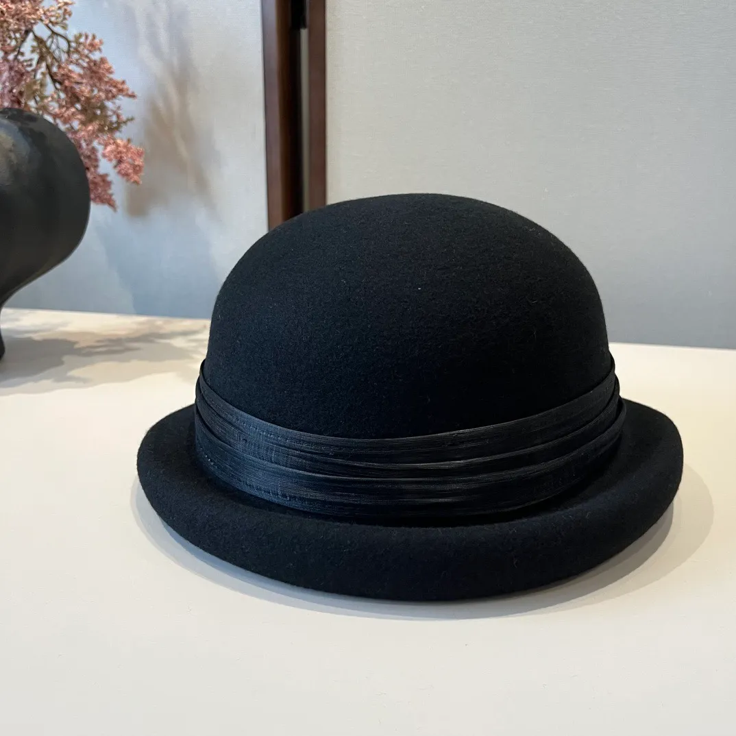 💰200¥ Valentino's new autumn and winter wool basin hat, 100% wool fabric%, head circumference 57cm