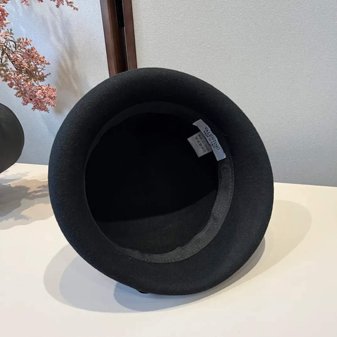 💰200¥ Valentino's new autumn and winter wool basin hat, 100% wool fabric%, head circumference 57cm