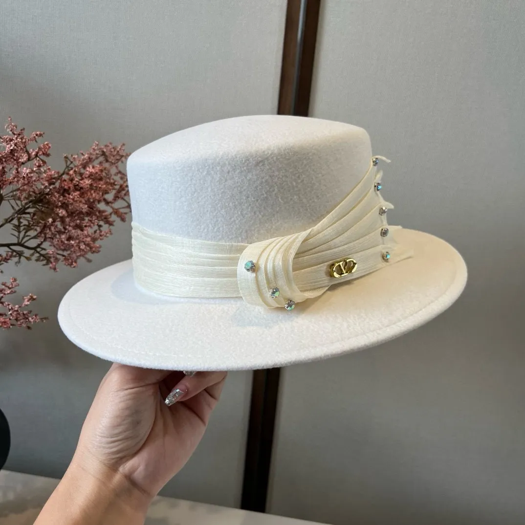 💰260¥ White Valentino new classic lady style flat top hat, head circumference 57cm