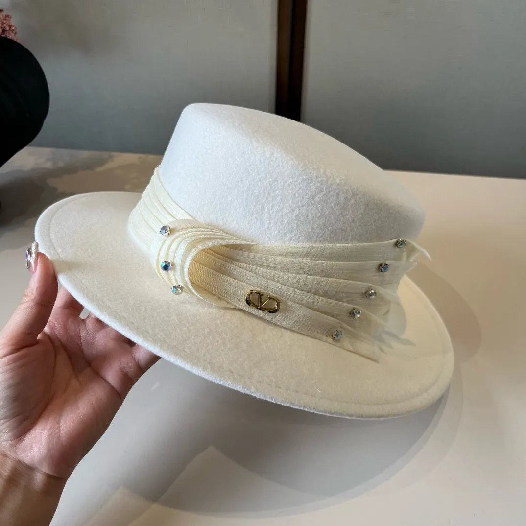 💰260¥ White Valentino new classic lady style flat top hat, head circumference 57cm