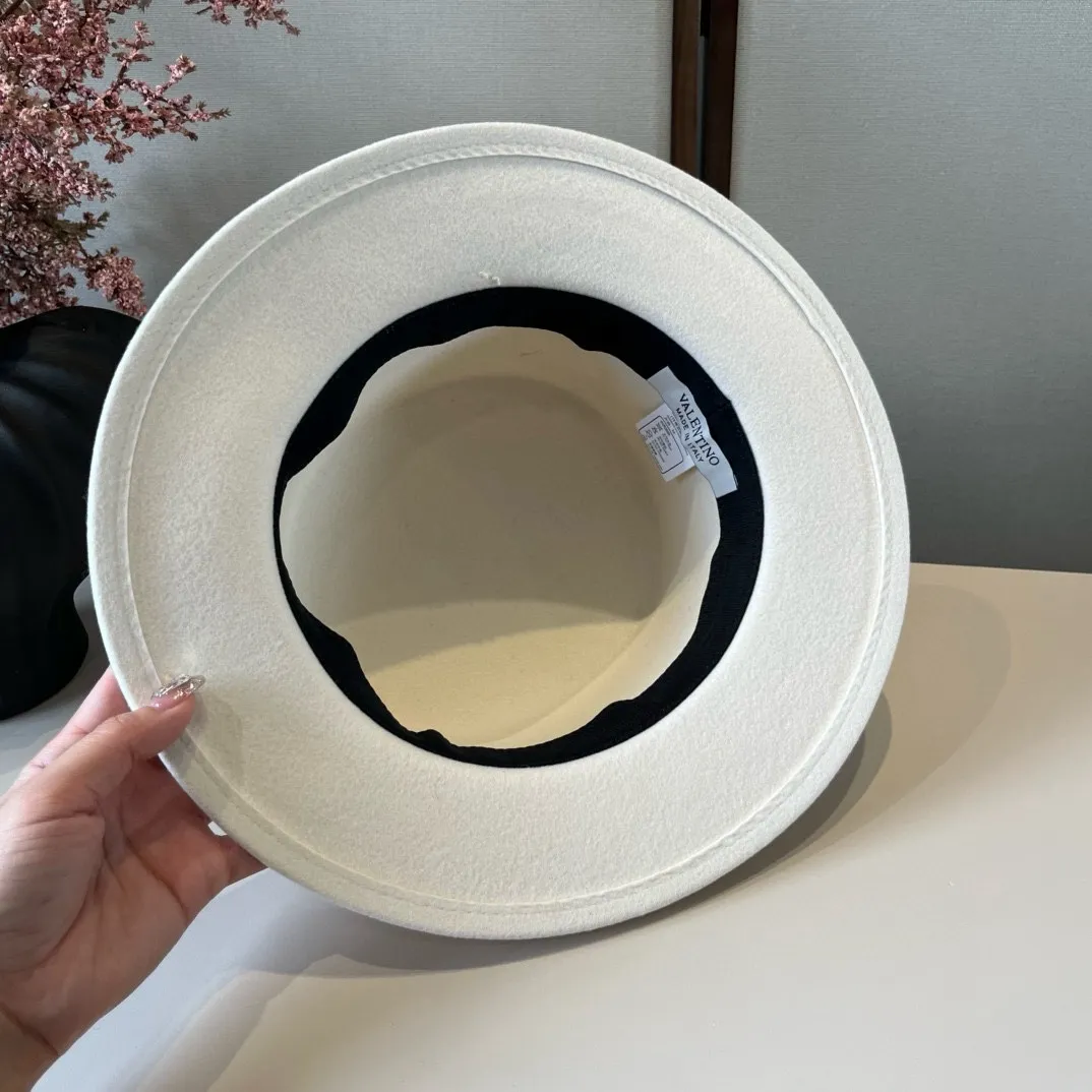 💰260¥ White Valentino new classic lady style flat top hat, head circumference 57cm