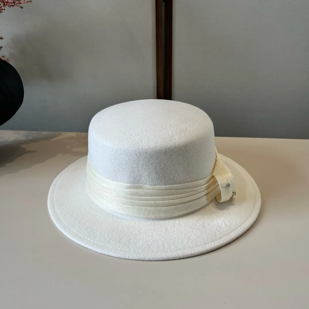 💰260¥ White Valentino new classic lady style flat top hat, head circumference 57cm