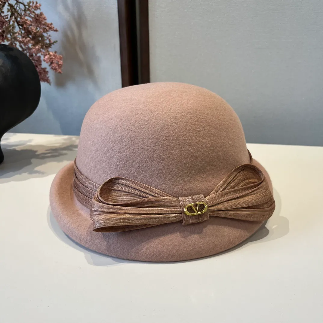💰200¥ Valentino's new autumn and winter wool basin hat, 100% wool fabric%, head circumference 57cm