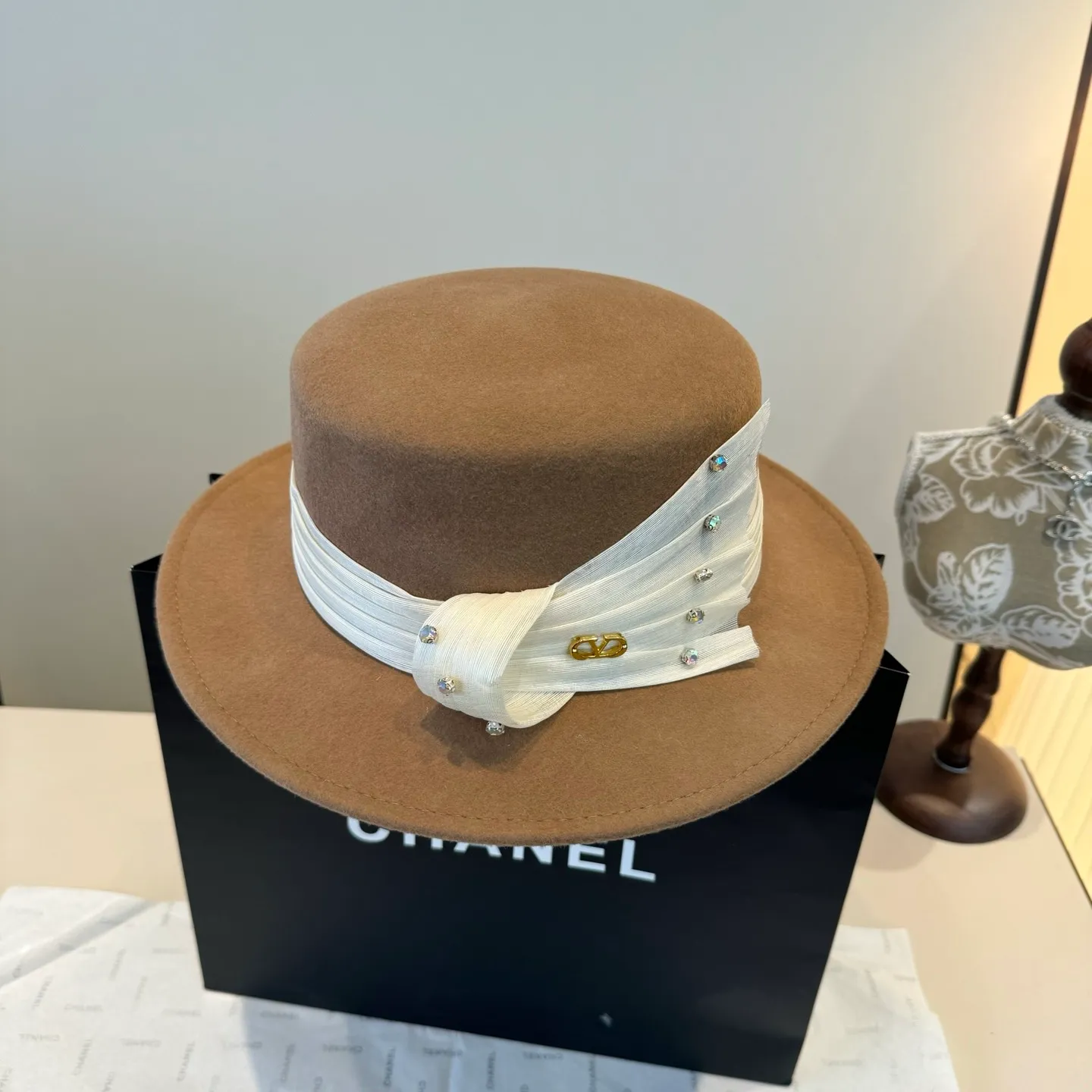 💰240¥ Valentino’s new classic lady style flat top hat, head circumference 57cm