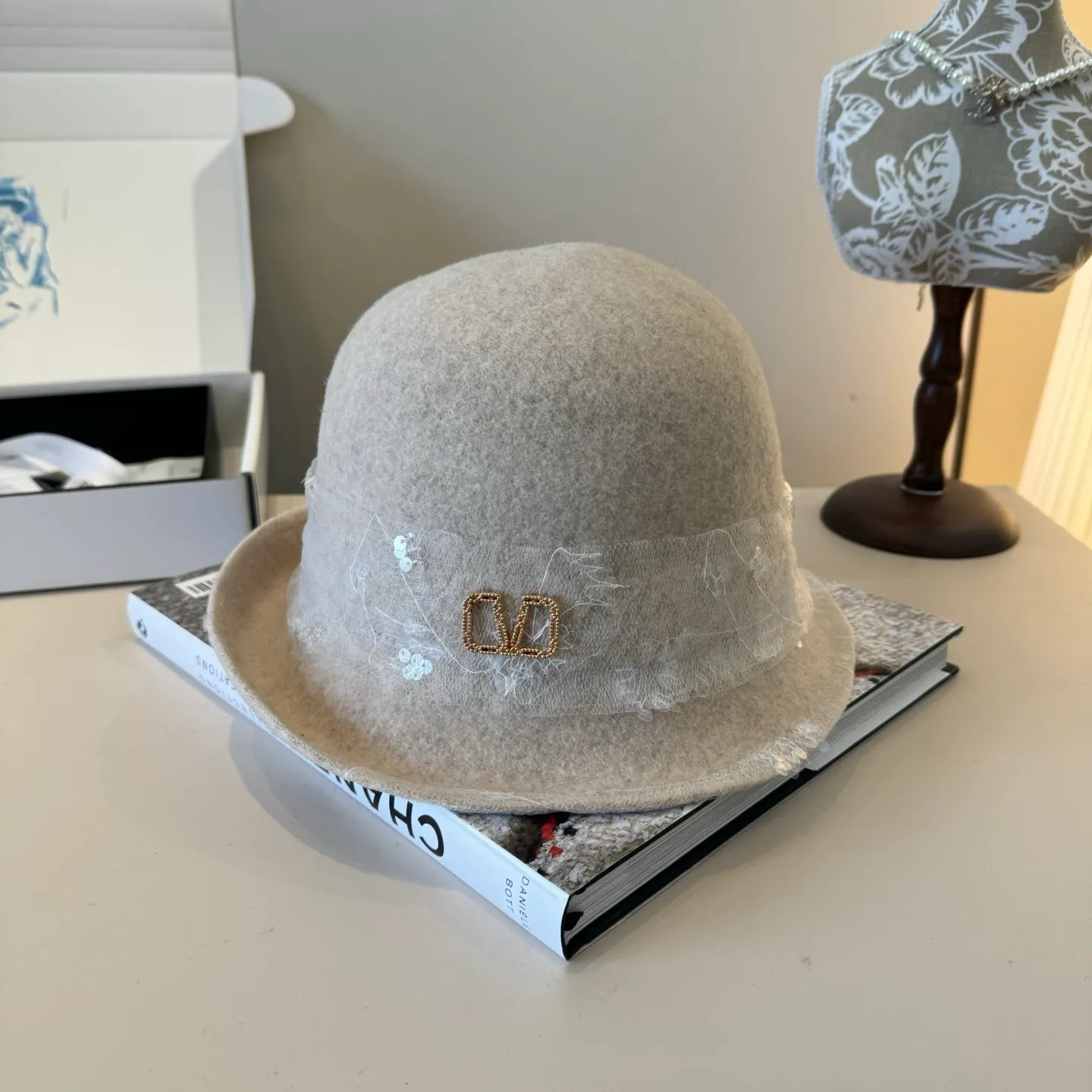 💰160¥ Valentino’s new wool curled basin hat, irregular cut design, head circumference 57cm